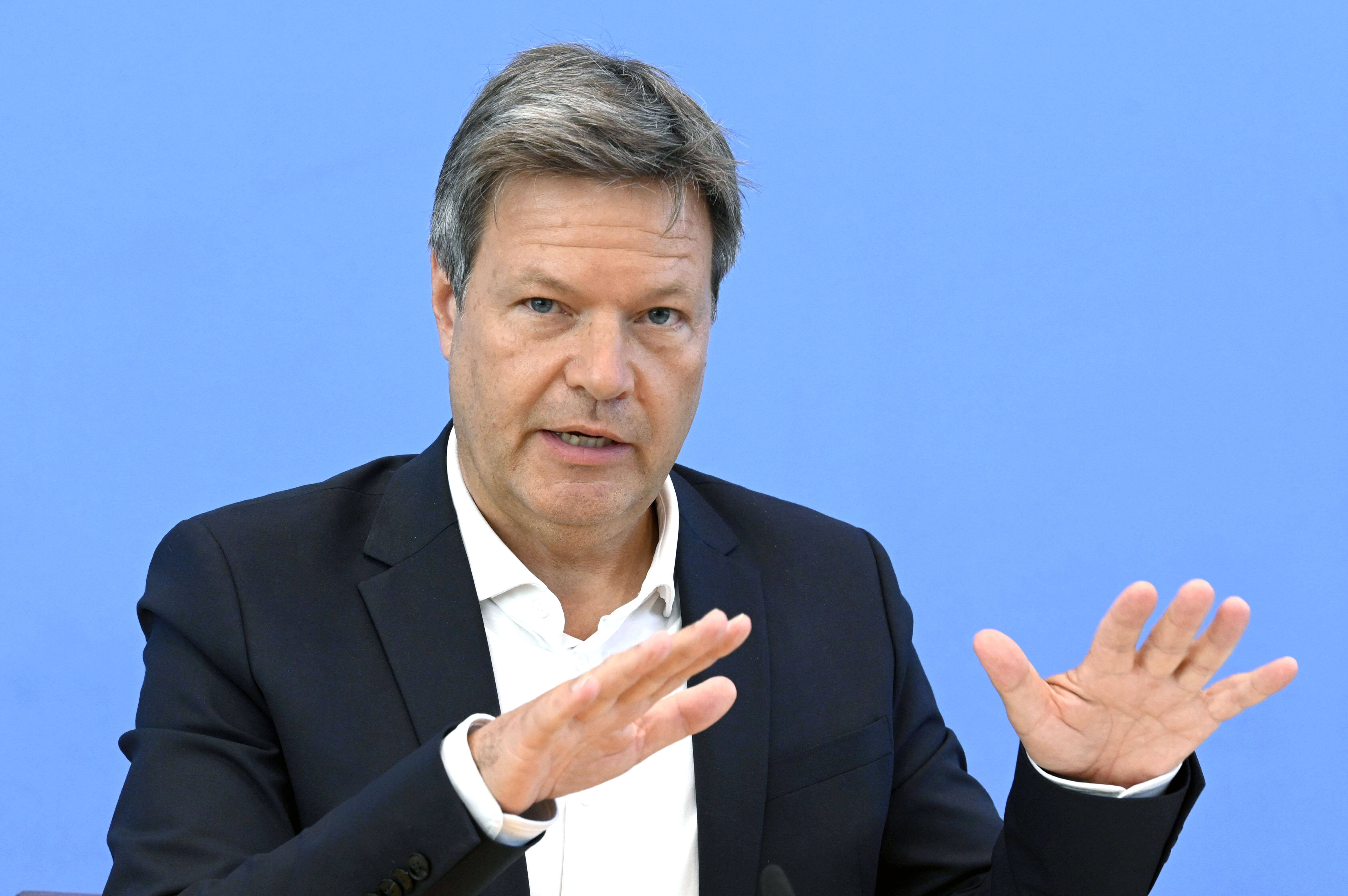 Auch das noch! Viele Stadtwerke verdoppeln Preise für Strom - hier wird es besonders teuer!