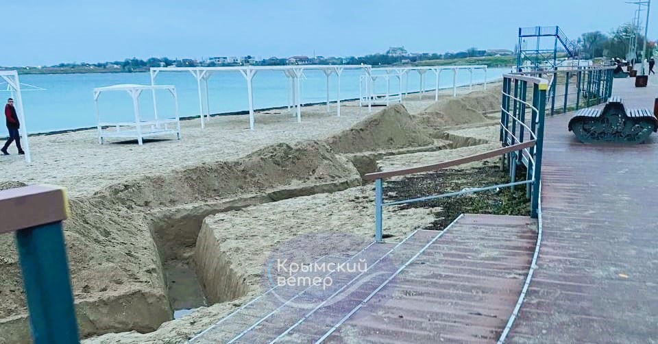 Angst vor D-Day! Russische Soldaten graben Verteidigungsgräben am Strand der Krim Halbinsel!