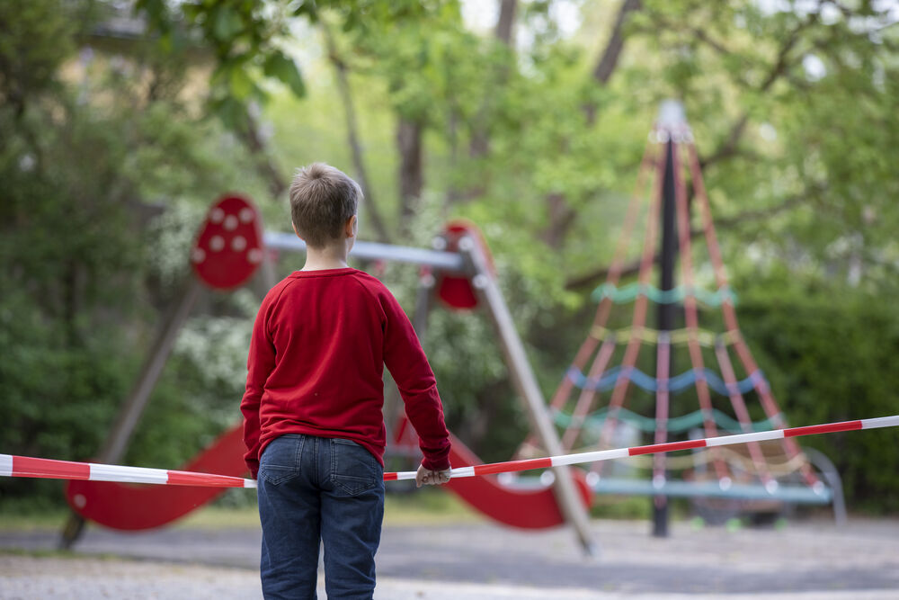 Auto rast auf Kita-Spielplatz! Rentnerin (82) verliert Kontrolle über Ihren Wagen!