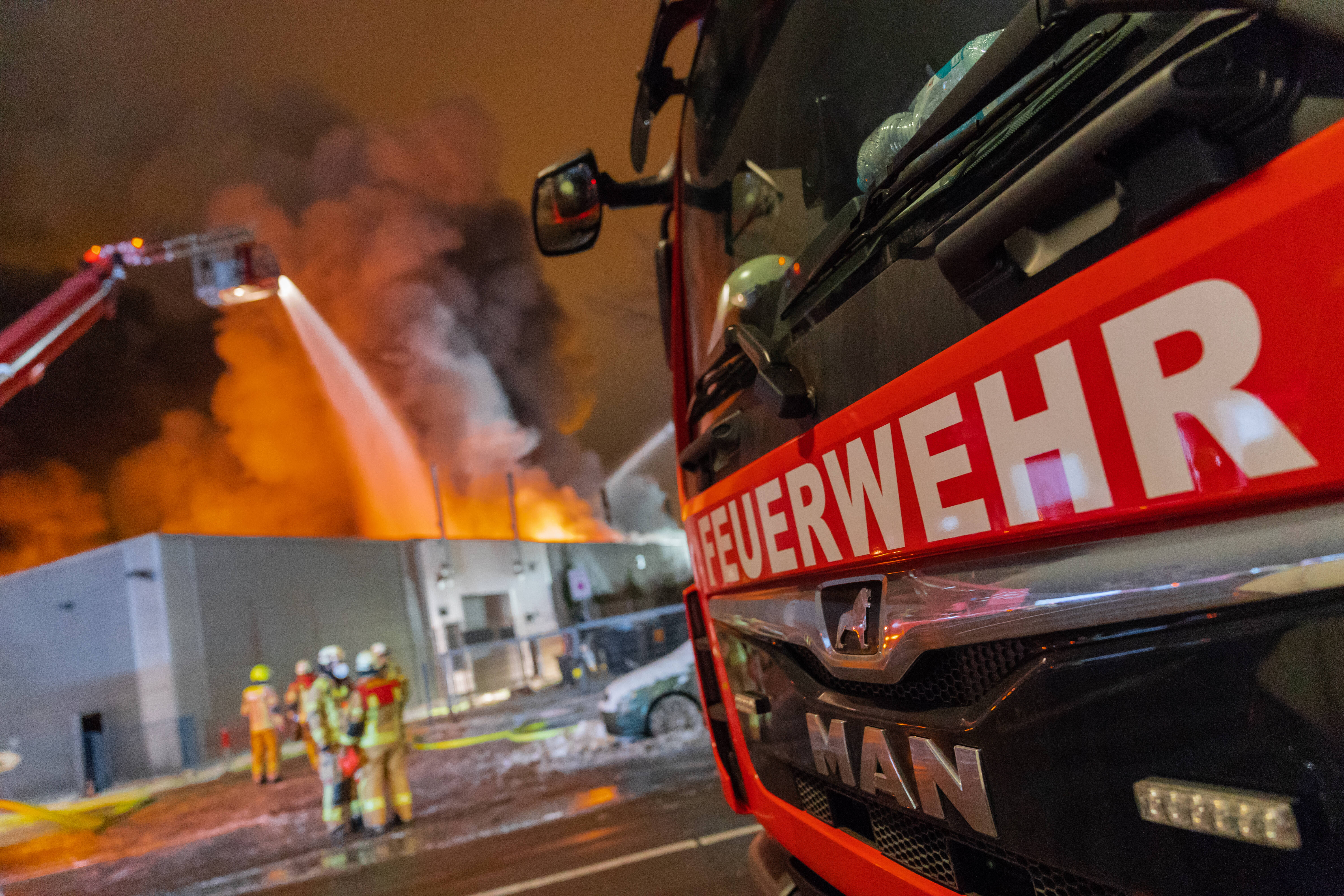 Feuer im Krankenhaus! Brandstifter zündet Betten an - Patienten in Gefahr, Großeinsatz der Feuerwehr