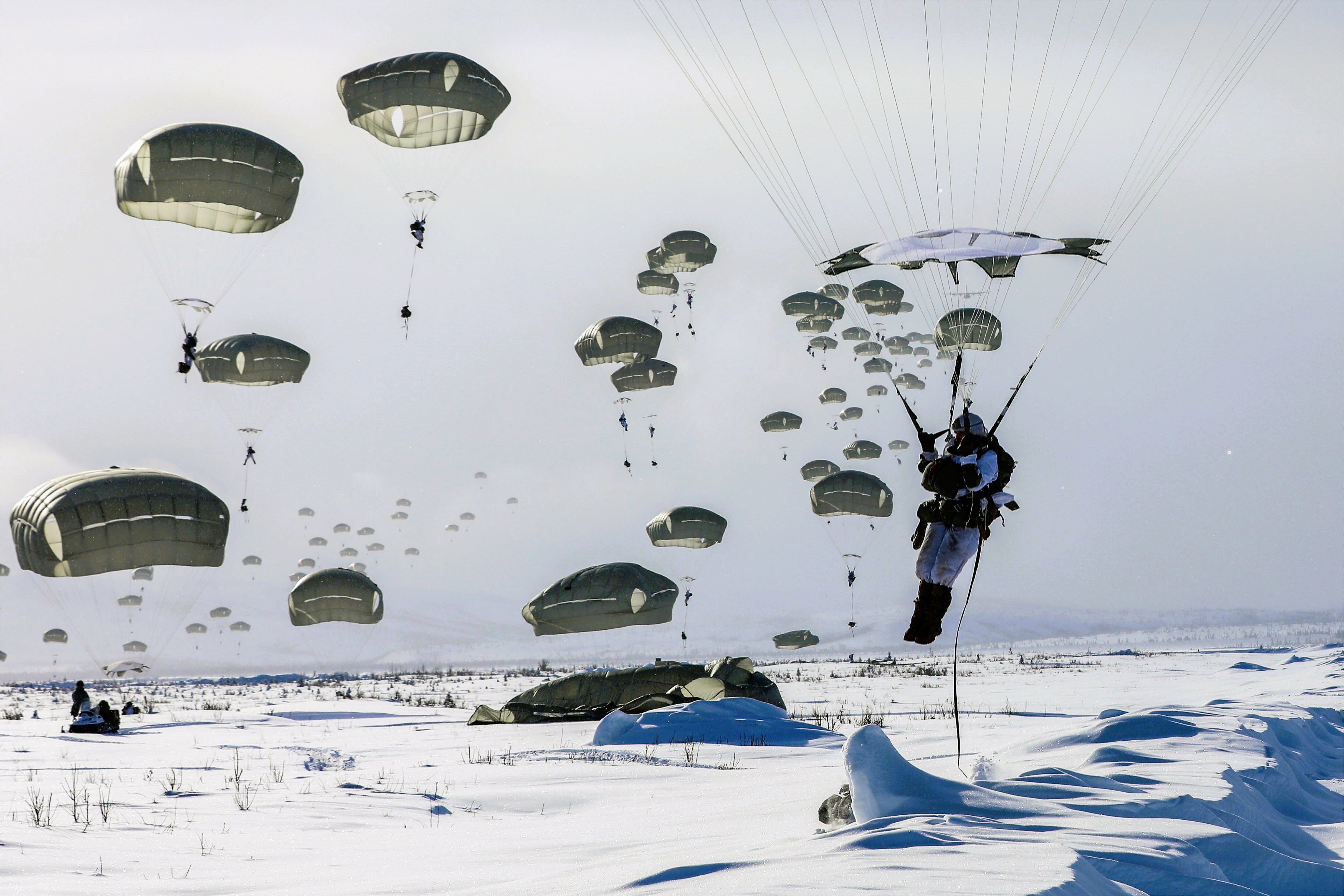 Wladimir Putin startet riesiges Militärmanöver in der Arktis - will er sich die Rohstoffe sichern?