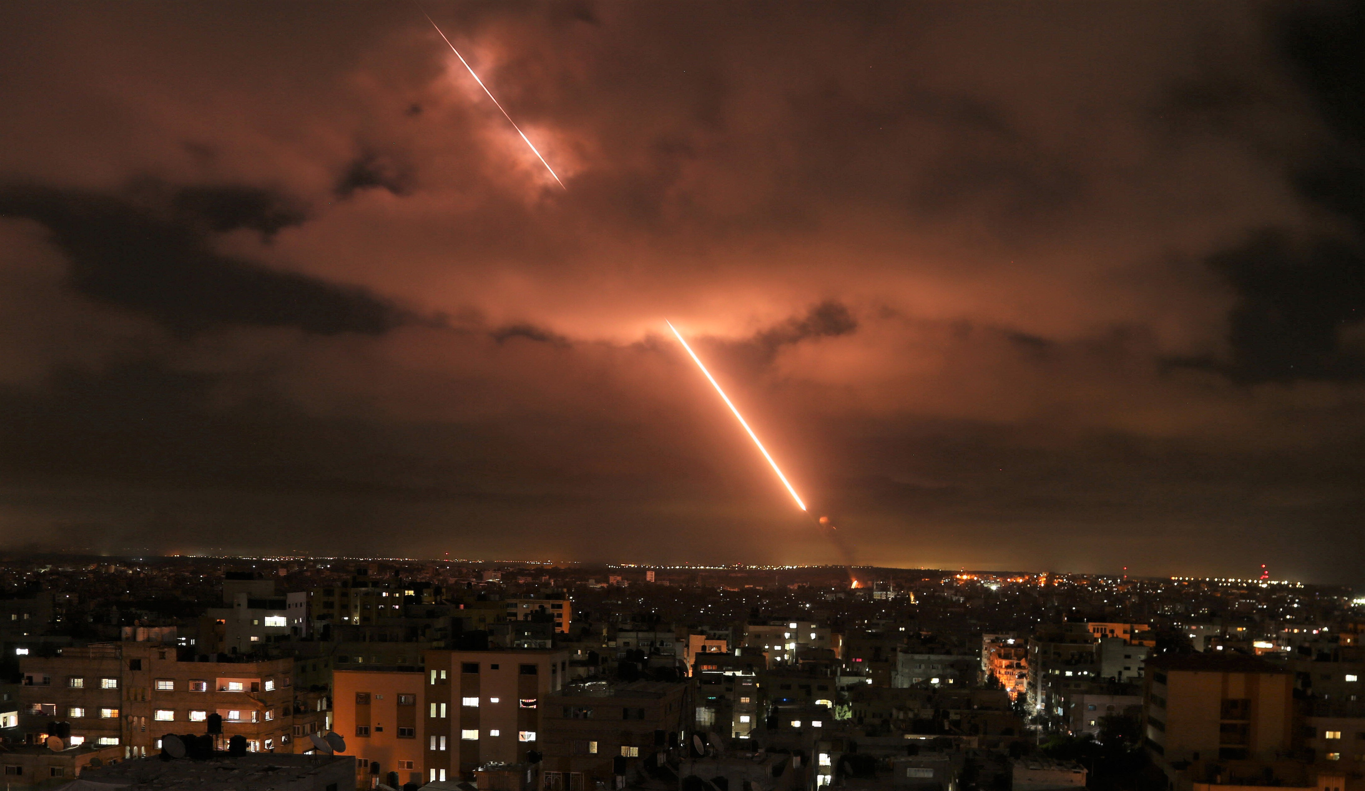 Kiew brennt! Schwerster Luftangriff seit Monaten: "Höchstzahl an Raketen und Drohnen"! Putin feuert alles auf die Stadt, was er hat!