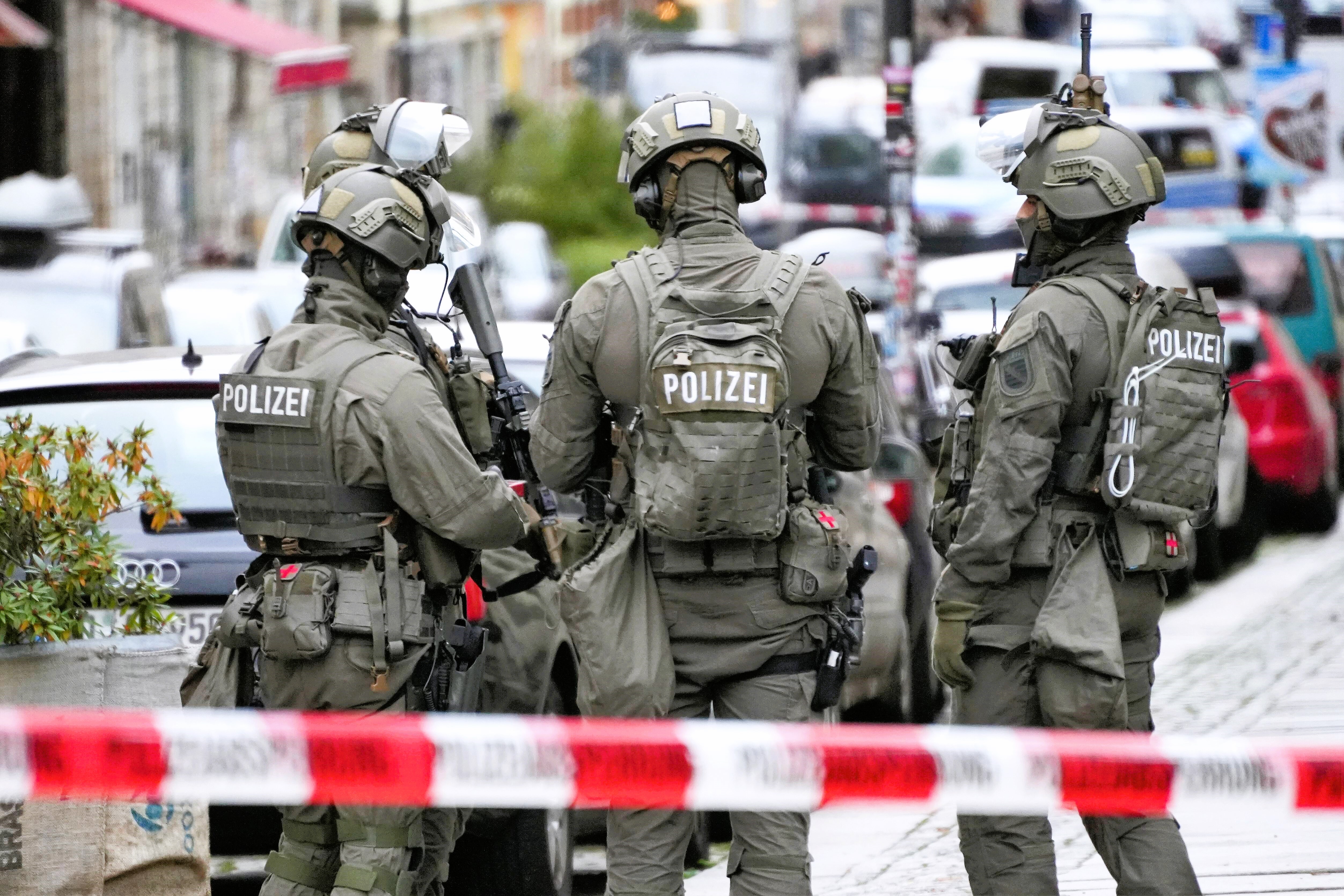 Amokalarm in Berlin! Mann greift sein Opfer mit 2 Macheten an - blutiger Angriff!