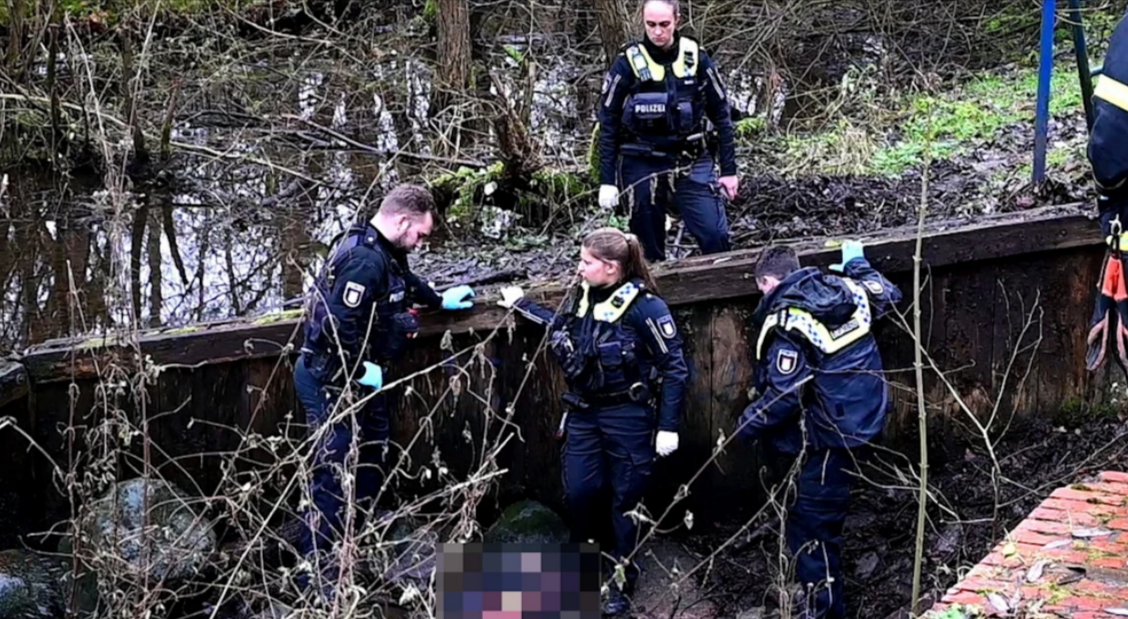 Männerleiche steckt Kopfüber in Fluss! Schockfund beim Adventsspaziergang in Hamburg!