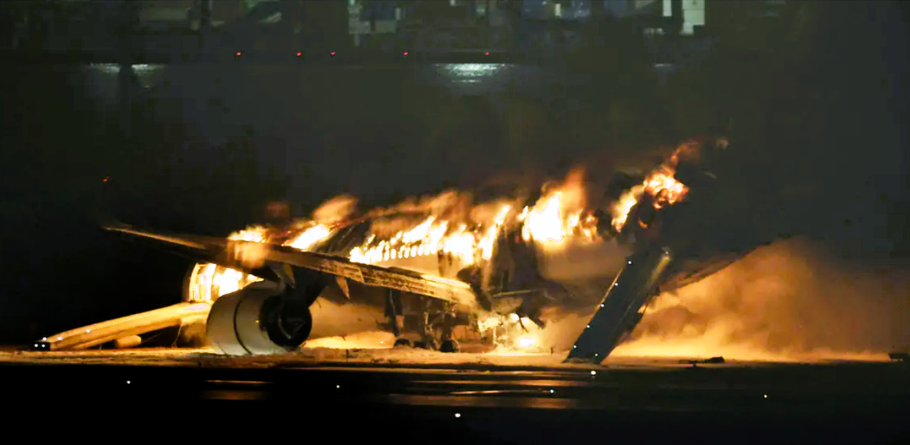 Feuerinferno am Flughafen! Passagier-Airbus kollidiert mit anderem Flugzeug und gerät in Brand!