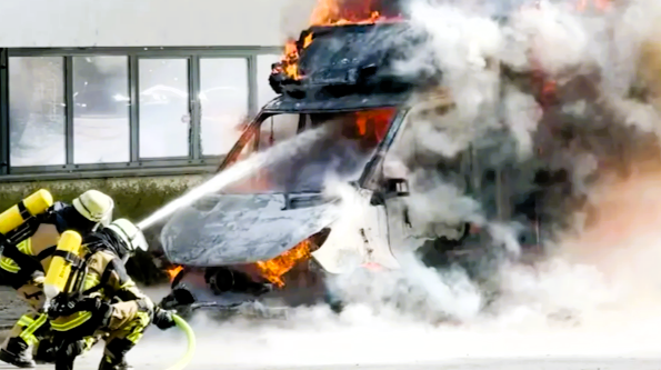 Schwerer Unfall! Mann verbrennt in seinem Wagen, Helfer können nichts mehr tun!