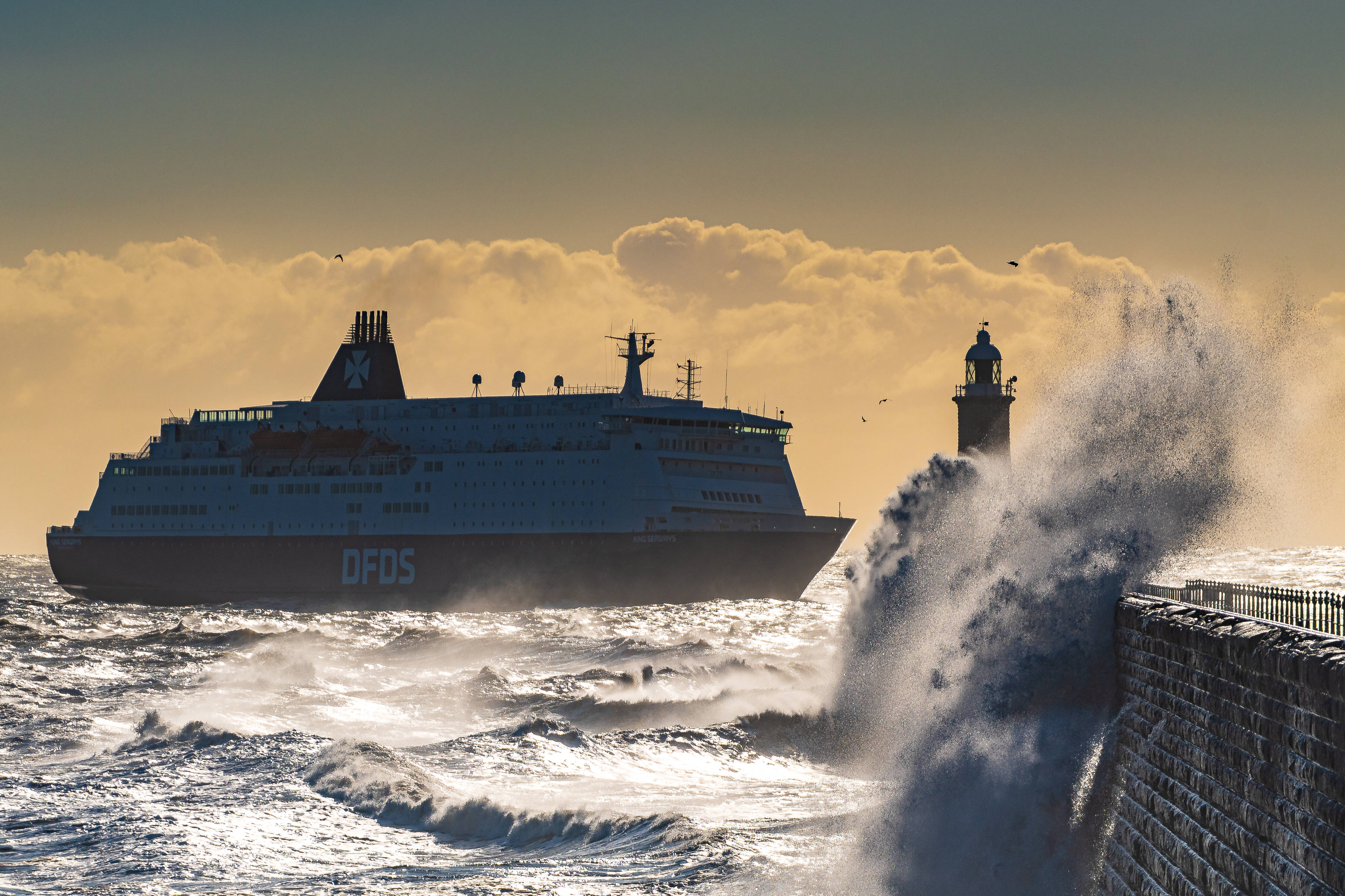Wassereinbruch! Aida Kreuzfahrtschiff gerät in schweres Unwetter auf hoher See!