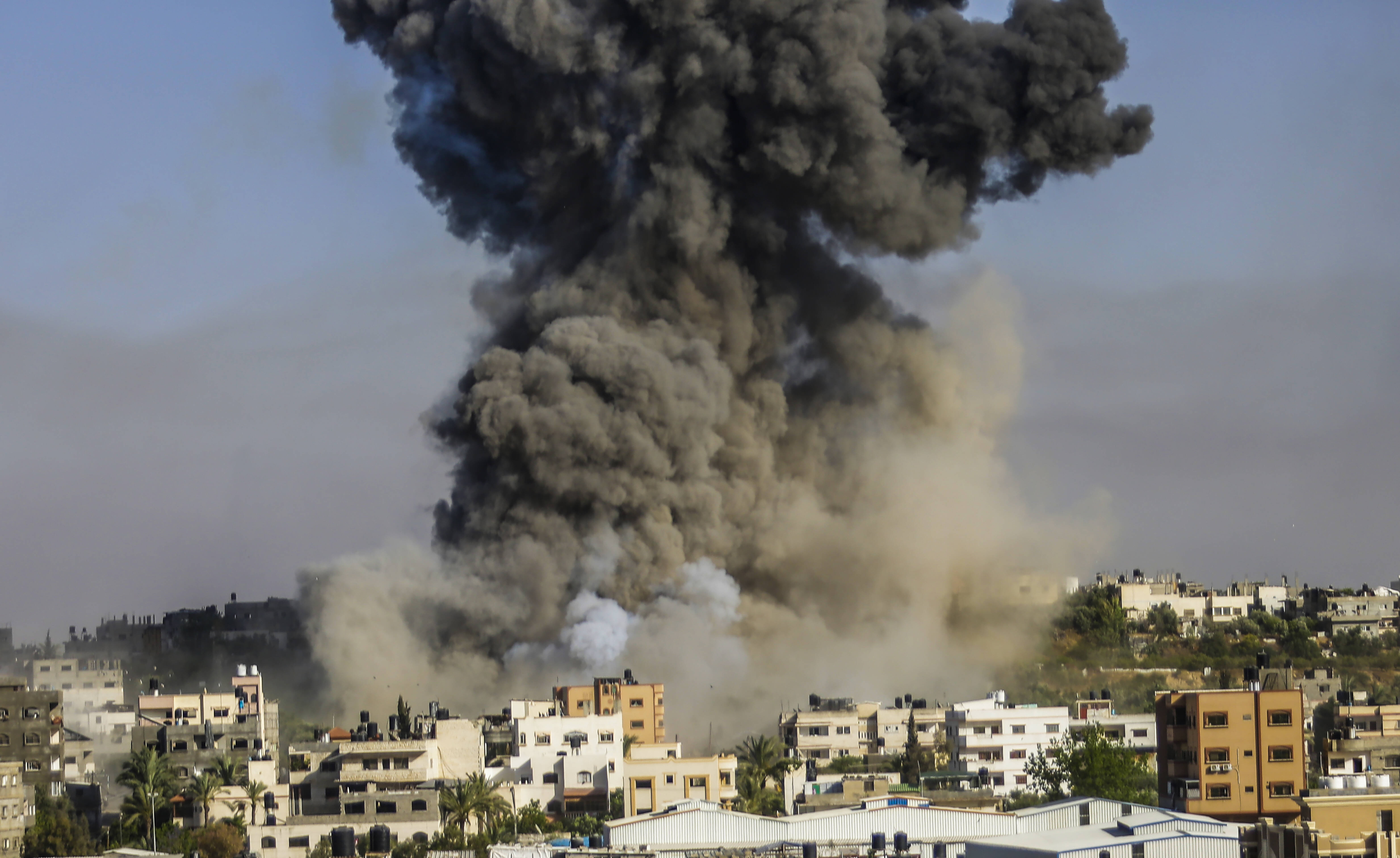 Terroranschlag - Täter rast in Bushaltestelle und tötet 2 Menschen – Kind (6) unter den Todesopfern