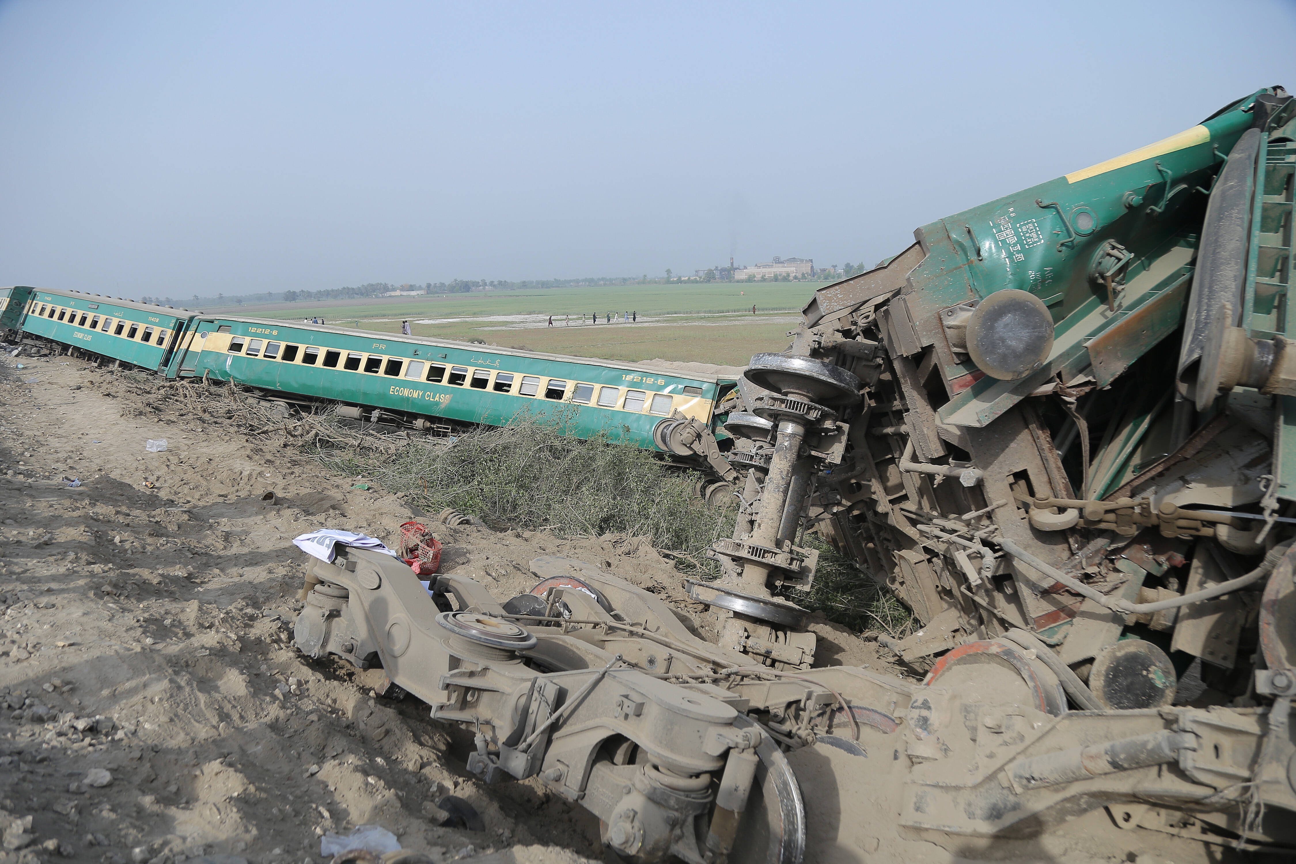 Zug entgleist! Mindestens 30 Menschen tot, viele Verletzte! Schlimmstes Unglück des Landes gemeldet!