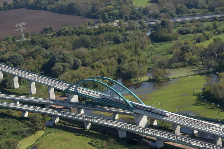 ICE bleibt auf riesiger Brücke liegen, Passagiere evakuiert! Soldaten sichern Zug und die Menschen!