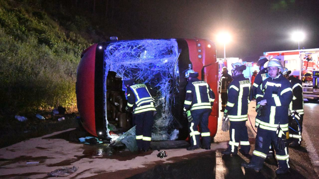 Fan-Bus verunglückt nach Fußball-Auswärtsspiel! - Mehrere Todesopfer bestätigt