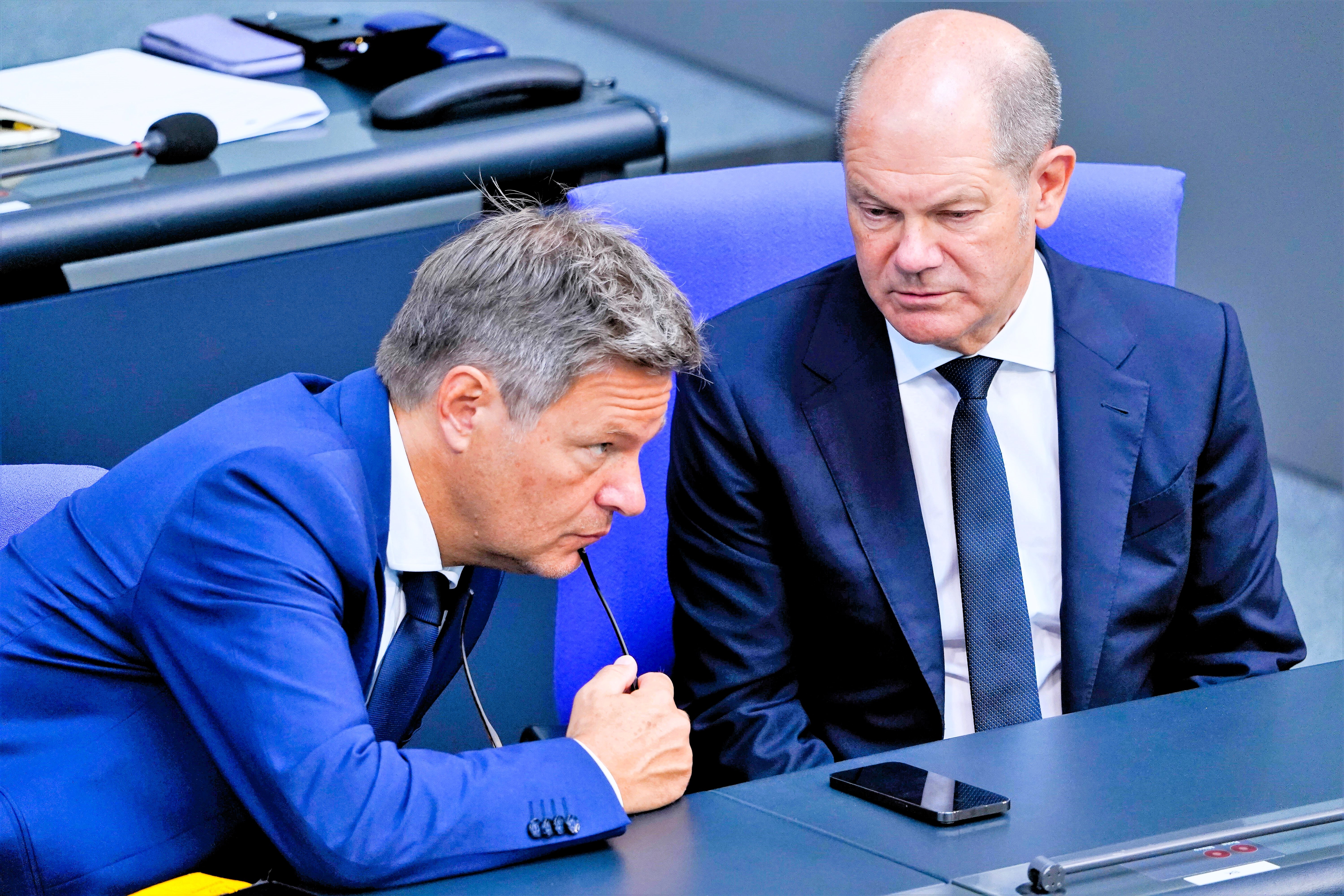 Eklat im Bundestag! Friedrich Merz greift Olaf Scholz an "Menschen können rechnen - nicht wie sie"!