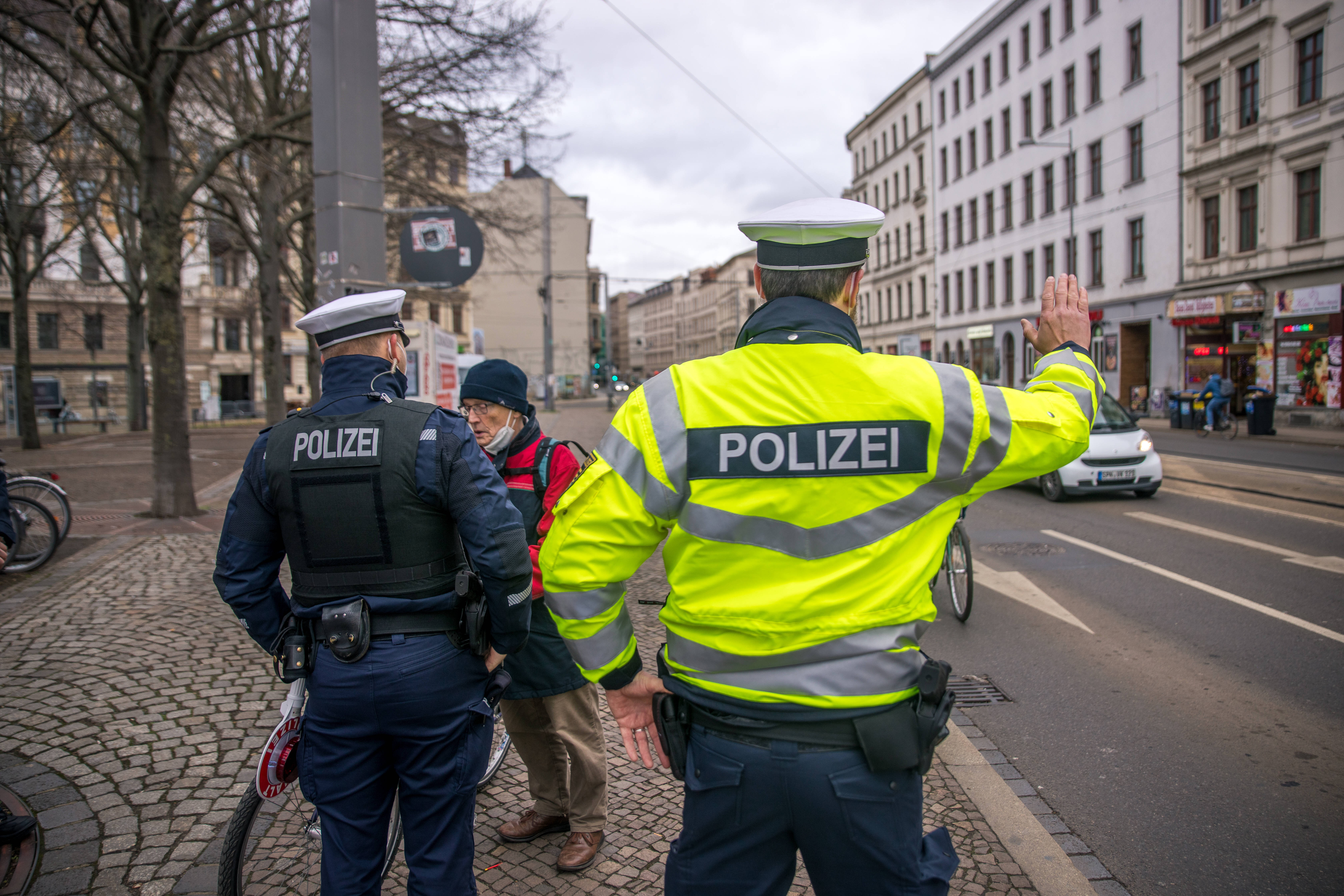 Sprengstofftasche entdeckt! Polizei verhindert Angriff - Verdächtige entkomme und lassen Tasche mit Sprengstoff zurück