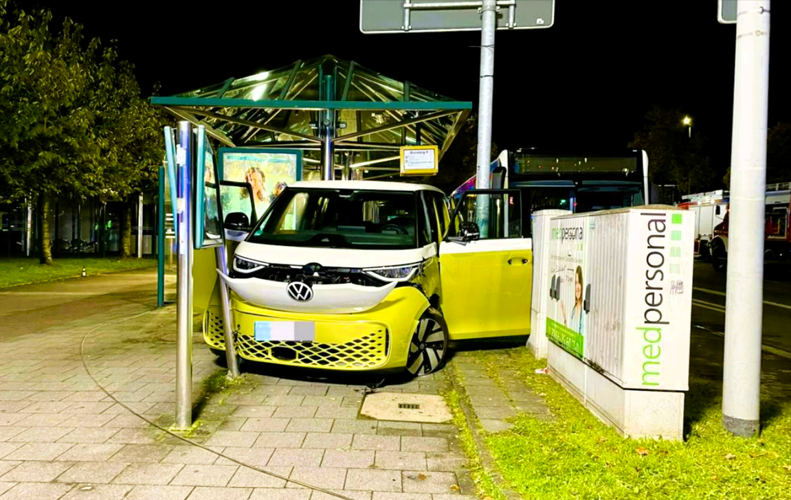 Kleinbus rast in Bushaltestelle und wartende Menschen! Eine Frau tot, mehrere Menschen schwer verletzt!