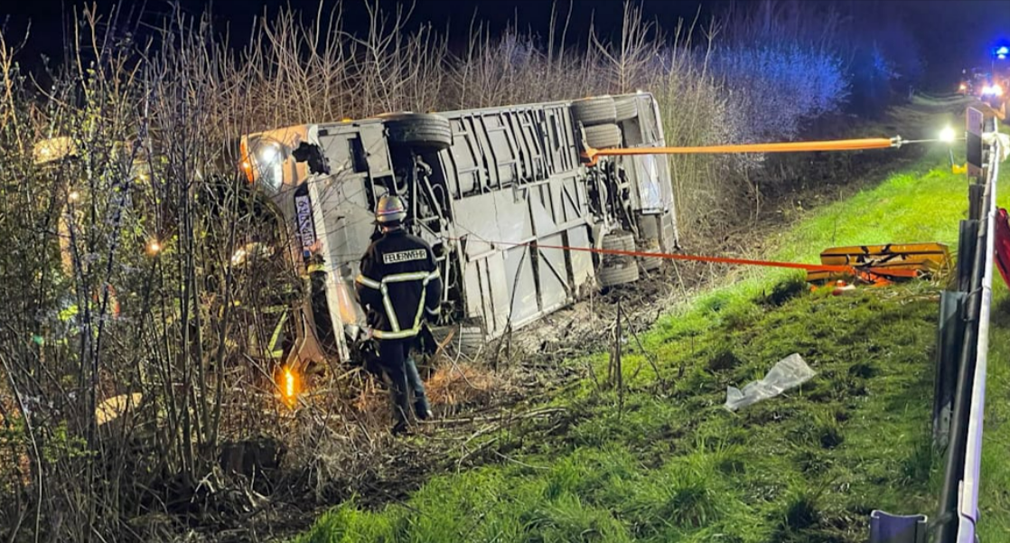 Eilmeldung! Erneut Bus auf Autobahn umgekippt, auf Klassenfahrt! - Schülergruppe verletzt!