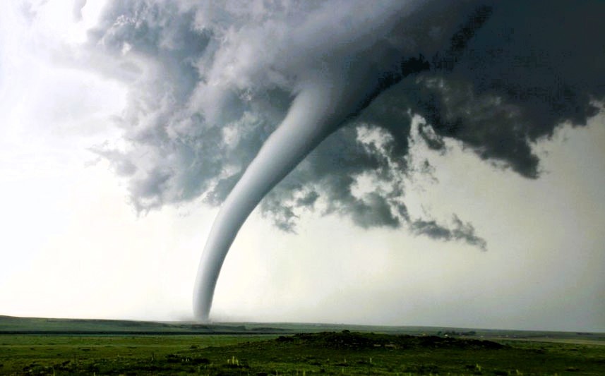 Mega-Tornado rast an Autobahn vorbei - Videoaufnahmen zeigen erschütternde Bilder!