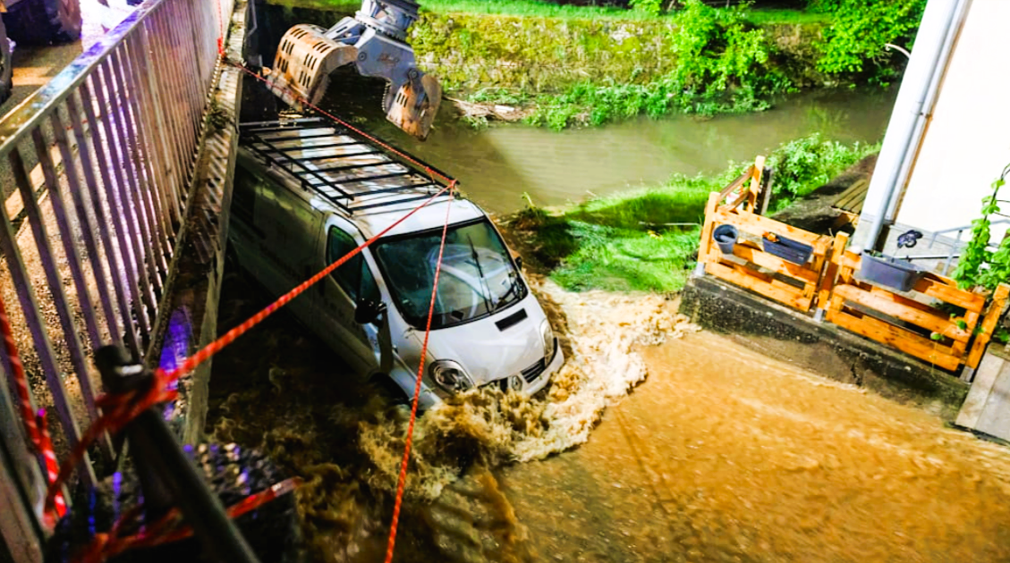 Katastrophenalarm ausgelöst! Erneut schwere Unwetterschäden! Autos und Transporter weggespült, Brücken gesperrt!