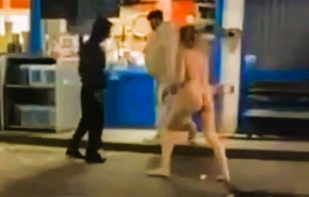 Nackte Zahnärztin randaliert an Tankstelle! Skandal um sichtlich überforderte Medizinerin!

